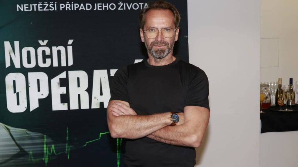 Filmový kvíz: Seděl za loupežné přepadení a pak se stal sexsymbolem českých žen. Uhodnete, o kterého slavného herce jde?