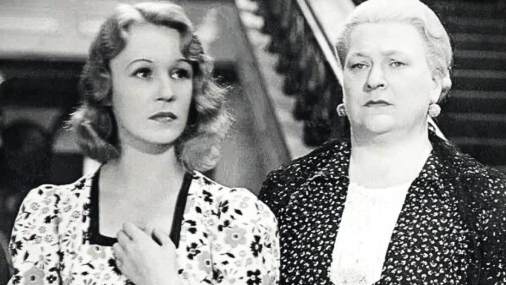 Kdo ji nezná, není Čech. Zítra odpoledne vysílá ČT 1 nesmrtelnou komedii, u které puknete smíchy i po sté