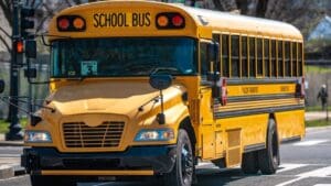 Emoce, které vás spálí na prach. Akčňák Autobus naděje míří na Oscary jako nejsyrovější film sezóny