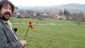 Jiří Troška nedá se na stará kolena odstěhoval do Hoštic. Obývá podkroví plné světla v domku ze Slunce, seno