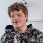 V Ulici je vyvrhelem, diváci ho nesnášejí. V reálu se chce stát zpěvákem a zve všechny na koncert