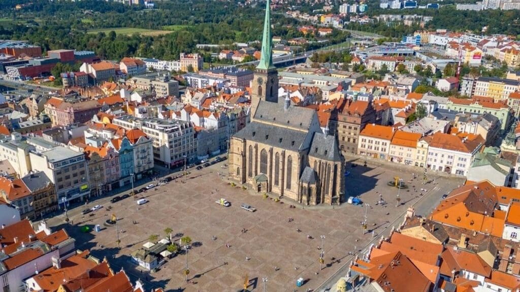 Kam se hrabe s Tebou mě baví svět. Trailer k nové české komedii století je na světě. Vidět ho můžete zde