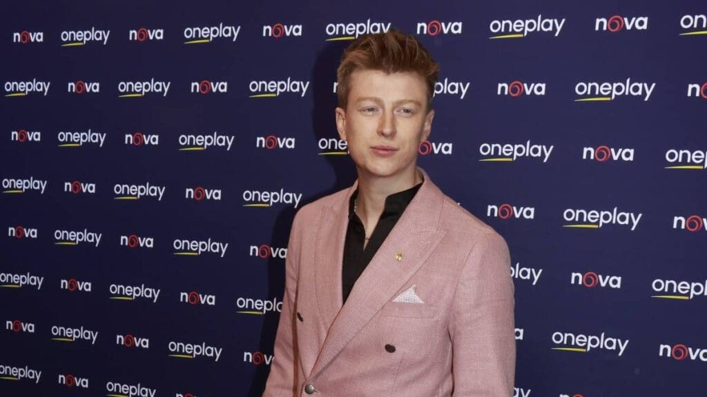 Jak bydlí Adam Mišík? Činžák z roku 1910 předělal na supermoderní loft. Z kuchyně si sednete na zadek