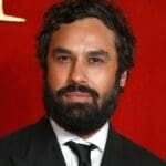 Rajesh Koothrappali byl za ňoumu. Jeho představitel posílá peníze anonymně nemocným lidem