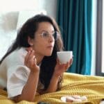 Dnes večer se neodlepíte od Prima Max. Tahle stará pecka katapultovala dva neznámé herce na hvězdné nebe. Poznáte, o koho jde?