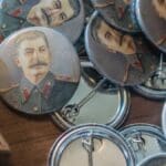 Zítra večer se celé Česko potrhá smíchy u obrazovky. Nova Cinema vysílá film, který rozzuřil Rusy a ve světě ho zakázali