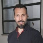 Noid Bárta šokuje fanoušky: Zlatý slavík odhodil mikrofon a dře v monterkách na stavbě. Takto vypadá jeho nový dům