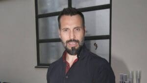 Noid Bárta šokuje fanoušky: Zlatý slavík odhodil mikrofon a dře v monterkách na stavbě. Takto vypadá jeho nový dům