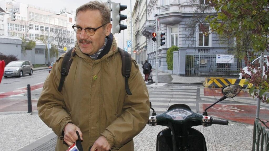 David Matásek zrekonstruoval chalupu postavenou ze dvou železničních vagónů. Nahlédněte, jak úžasné místo vytvořil