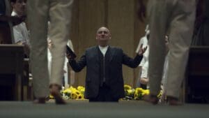 Sexuální výchova skončila, začíná mrazivý kult: Asa Butterfield vyměnil vtipy za náboženský fanatismus