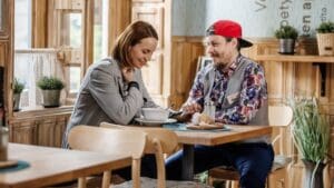 Dnes v Ulici: Na slávu svého manžela si Ája zvykat nechce a Eddie na rande obhajuje prudkou Adrianu