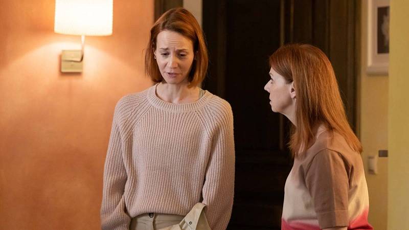 Ája je chvíli vděčná, chvíli zoufalá.