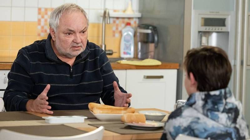 Lumír se snaží se synem promluvit, marně.