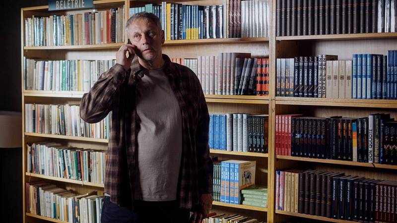 jako knihkupec v seriálu Bratři a sestry