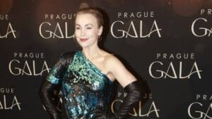 Vlastina Svátková je herečka, spisovatelka i malířka, která vystavuje v zahraničí