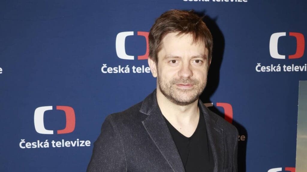 Nahlédněte do pražského bytu herce Jiřího Mádla. Luxus nečekejte, najdete pohodu, surové materiály a odhalené cihly