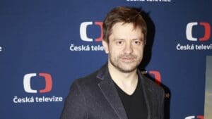 Nahlédněte do pražského bytu herce Jiřího Mádla. Luxus nečekejte, najdete pohodu, surové materiály a odhalené cihly