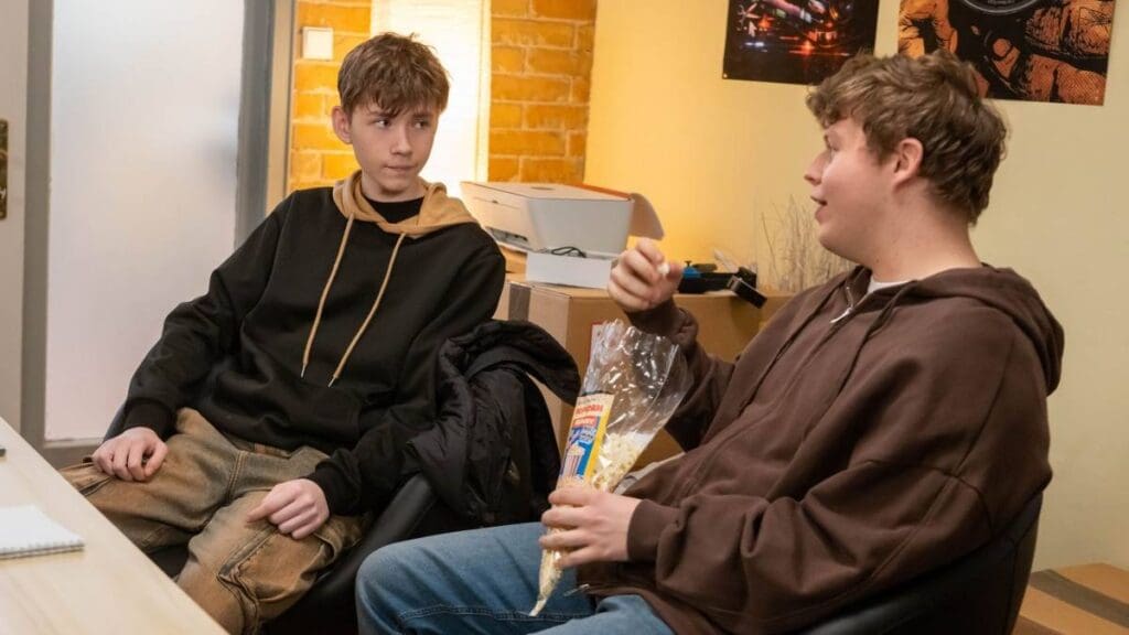 Dnes v Ulici: Erik zazdí rande s Natálkou a dá přednost vyšetřování a holky zapomenou na narozeniny Adély