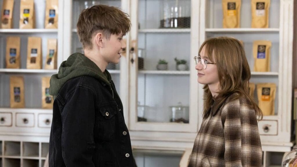 Zítra v Ulici: V úterý to v krámku zavoní kávou i romantikou. Mladí zamilovaní si dají pusu