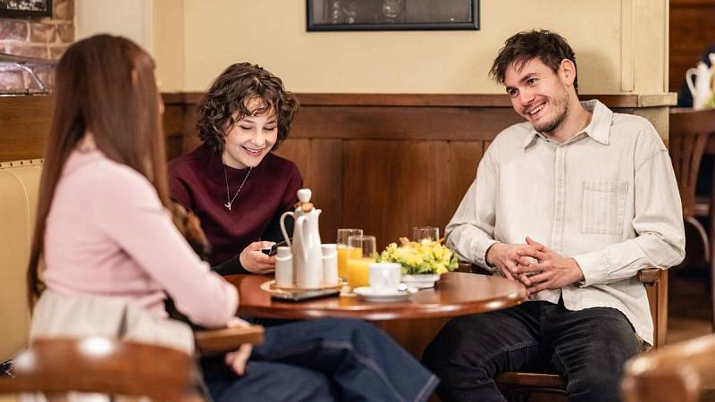 Nadšená trojice s novým pejskem