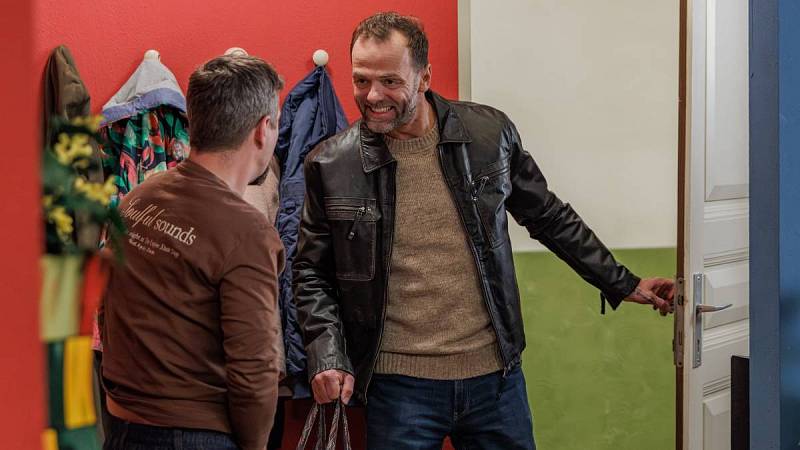 Filip chodí na návštěvu často.